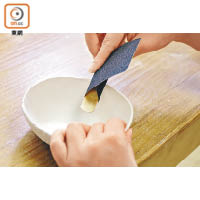 6.陶泥乾透後，用磨沙紙包裹塑形木刀來磨滑碗邊，再用磨沙紙磨滑碗的內籠。