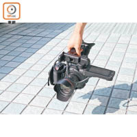 C200機身淨重1,430g，比一般專業級攝錄機輕便得多。