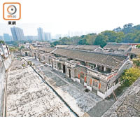 松柏塱客家圍建於清光緒年間，是香港現時保存最好的客家圍村。