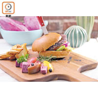 奇亞籽紫薯漢堡<br>富嚼勁的奇亞籽與軟糯紫薯等製成漢堡扒，較一般肉扒來得健康。