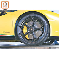 拍攝車加裝多項選配項目，包括賽車專用、附設中央差速鎖的20吋黑色鍛造輪圈。