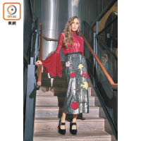 Alice + Olivia<br>紅色喱士喇叭袖上衣 $4,250<br>花卉珠片刺繡長裙 $7,590<br>黑色麖皮Mary Jane高踭鞋 $2,690<br>All From（A）