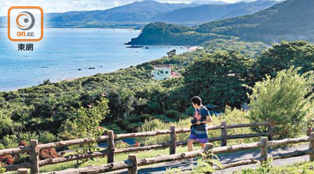 登上玉取崎展望台的一段斜路，已被旁邊的藍海景致所吸引。