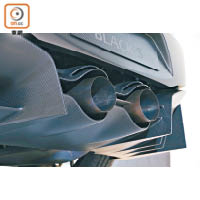 雙出排氣喉採用鈦金屬打造，兼具高效能和輕量化的特點，能讓更多空氣通過引擎並排出。