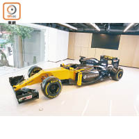 Renault Sport R.S.17 F1賽車擁有搶眼的黃黑雙色車身。