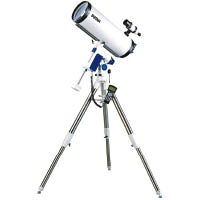 折射式望遠鏡的售價一般為幾千元，而且焦距較長，只要將DC或手機對準目鏡，就能拍攝出又大又清晰的月亮。