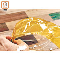 Step 5：在鐵線表面塗上白膠漿，慢慢地貼上玻璃紙，並輕輕地把玻璃紙拉緊。