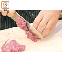 1. 羊腿肉切成約1厘米的粒狀，甘筍、洋葱、蒜頭和西芹切粒，番茄切件備用。