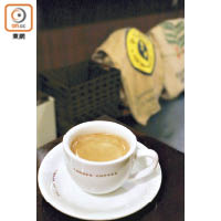 Yanaka Coffeeten的咖啡是自家烘焙，並且現點現沖，咖啡香非常濃郁。