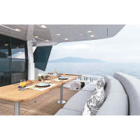 船尾備有半露天用餐區，設有大型梳化及電動餐桌。