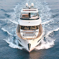 Sirena 64用上白色簡約外觀，船首破浪富動感。