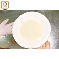 3.大圓碟鋪上保鮮紙後，注入蛋白豆漿，蒸約8分鐘。
