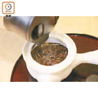 1.放3克茶葉在茶壺內，然後加90至100克熱水，第一泡茶大約焗2至3分鐘即可飲用。