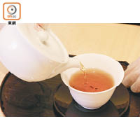 3.焙茶的茶葉由於曾經用火炒過，因此茶色較深，但口味卻非常清新。