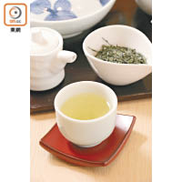 玉露 飲食皆宜<br>日本最高級的茶葉之一，將茶樹的原葉先蒸後烘乾，經過搓揉的程序製成，無論製法與沖泡方式同樣講究。