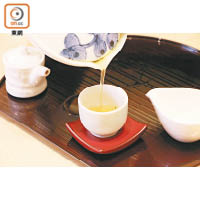 2.沖第二泡茶時先將茶倒進小碟子「茶海」內，然後才倒進杯內，這樣做有降溫作用。