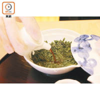 3.喝茶後不要把茶葉棄掉，只要倒少許柚子醬油在茶葉上即可食用，口感有點像嫩菠菜，味道則像海苔。