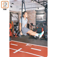 Step 2：使用核心肌群力量提起雙腳至臀部，再還原基本步。注意切勿縮起肩膊，重複動作10至20下。