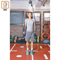 Step 1：此動作需借助懸吊訓練工具（Suspension Training Gear）進行，好處是可以運用其本身的不穩定性，配合細小肌肉去平衡和協調。開始時，雙手緊握扶手位，雙腳稍稍離地。