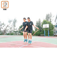 林藯津同學（左）及蘇家盈同學（右）奪得中學女子組30秒橫排跳冠軍。