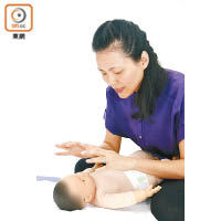 每次進行按摩前，父母都應該先與嬰兒溝通。