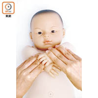 把嬰兒的雙前手交叉擺放身前，可幫助其左右腦的協調。