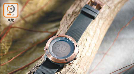 Traverse Alpha Copper換上銅錶圈新色系。<br>售價：$4,800