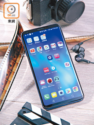 V30採用窄邊框6吋大芒設計，正面看激似同廠G6。售價：$5,980