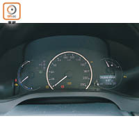 儀錶板採用三圈式設計，行車資訊清晰顯示。