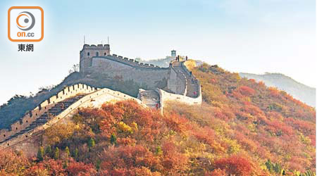 秋天時分到訪萬里長城的居庸關，有機會可欣賞到壯觀的紅葉風景。