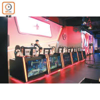 比賽時設有鏡頭影住選手，前方特設屏幕同步播放各人的遊戲畫面。