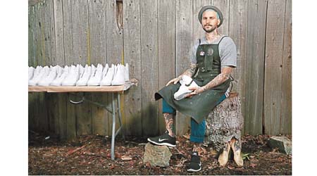 Dominic Chambrone是波鞋解構大師，出自其手的出色改裝作品多不勝數。