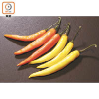 美人椒來自法屬圭亞那，有橙紅色和黃色兩種，除了用來煮辣醬外，炮製雞煲亦十分惹味。