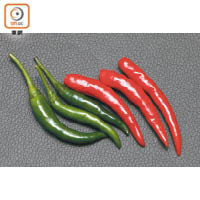 常見的指天椒有紅及綠色兩種，想吃辣一點的要選細小而綠色的辣椒。