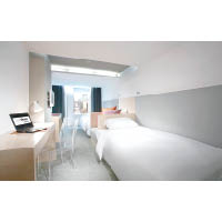 捷絲旅台北西門館有150間客房，當中有客房放有兩張頭對頭的單人床，設計新穎。