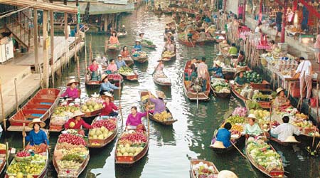 Damnoen Saduak水上市場可享受跟船伕購物的樂趣。