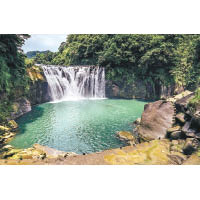 位於新北市平溪區的十分瀑布，是台灣最大的簾幕式瀑布。