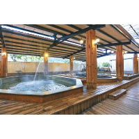 萬里仙境溫泉會館設有大眾池，除了有兩種溫度的泉水外，還有SPA及蒸氣浴等設施。