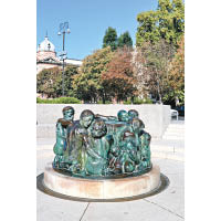 Ivan Mestrovic的雕塑以長長的手指見稱，圖為在國立劇院前的《生命之泉》。