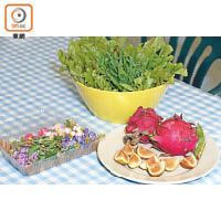 新鮮收割的天然食材包括沙律菜、火龍果、無花果及食用花。