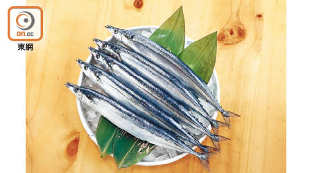 每年踏入秋季就是秋刀魚當造之時，加上銀色幼長的魚身像利刀，因此無論日文或中文都有一個極富代表性的名字。