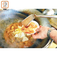 4.加入大豆芽、泡菜及白蘿蔔煮滾後放入小鍋，用青紅椒粒及剩餘的京葱絲做裝飾即成。