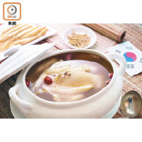 人參燉雞是韓國經典菜餚，湯底清甜甘香，有滋潤補氣作用。