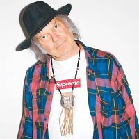 Terry Richardson與Supreme合作為搖滾樂神人Neil Young拍攝Box Tee Look硬照。