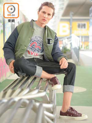 EVISU×CHAMPION軍綠拼深藍色Baseball Jacket $2,399<br>灰色長袖海鷗 Logo Tee $659<br>EVISU牛仔褲 $3,999<br>（All from A）<br>Converse啡色帆布鞋 $599（B）