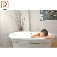 使用過熱的水洗澡或浸泡，容易令皮膚表面的皮脂及水分流失。
