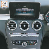 中控台上懸浮螢幕，是新一代平治車款的設定。