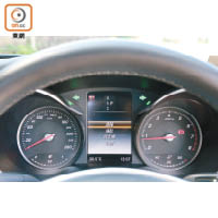 雙圈式儀錶板中央設小屏幕，閱讀行車資訊更方便。