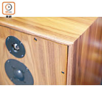 音箱由多種木材混合製成，包括櫻桃木、烏木、桉樹木、紅木等，能吸收不同頻率震動。