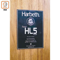 背部設有一塊40周年紀念牌，註明Harbeth誕生於1977年，並印有Hand Made in England字樣。